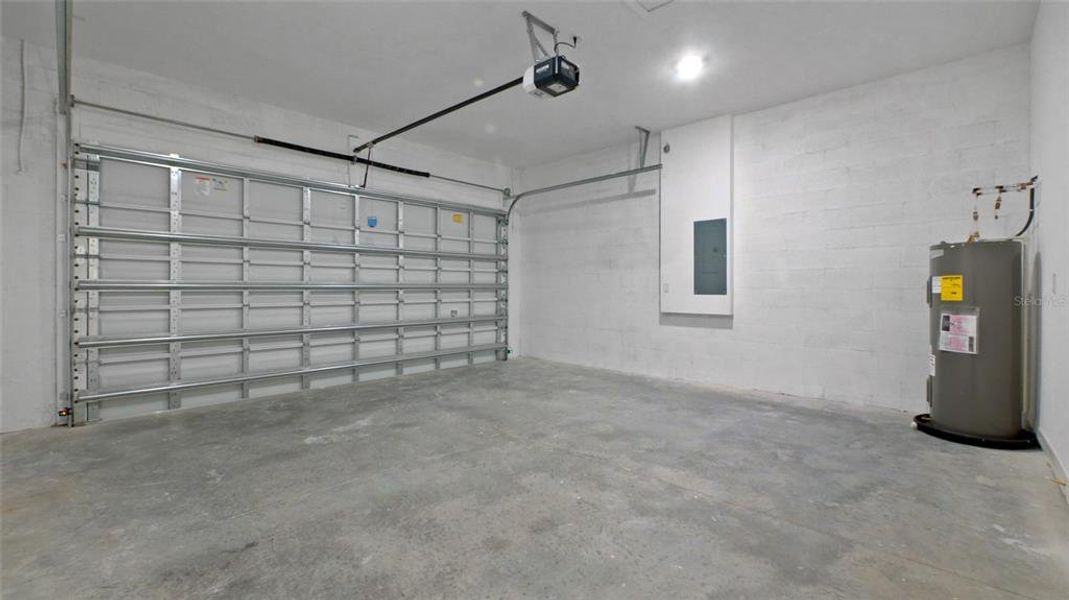 Spacious, unfurnished interior of a new home in , Port Charlotte (Image 13).