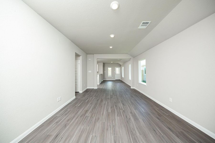 Spacious, unfurnished interior of a new home in Cliffstone Hills, Conroe (Image 12).