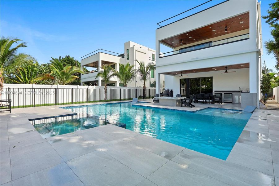Exterior details and patio area of a home in , Fort Lauderdale (Image 9).