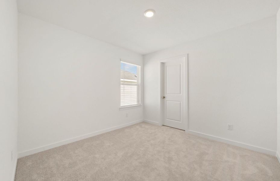 Spacious, unfurnished interior of a new home in Sunfield, Buda (Image 19).