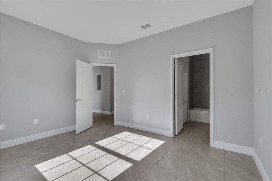 Spacious, unfurnished interior of a new home in , Kissimmee (Image 15).