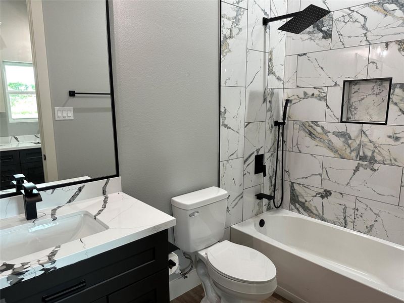 Full bath across from Butler's Pantry