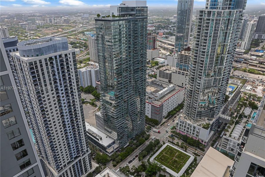 Condo located in Miami, FL showcasing its design and architecture (Image 3). Condo located in Miami, FL showcasing its design and architecture (Image 3).