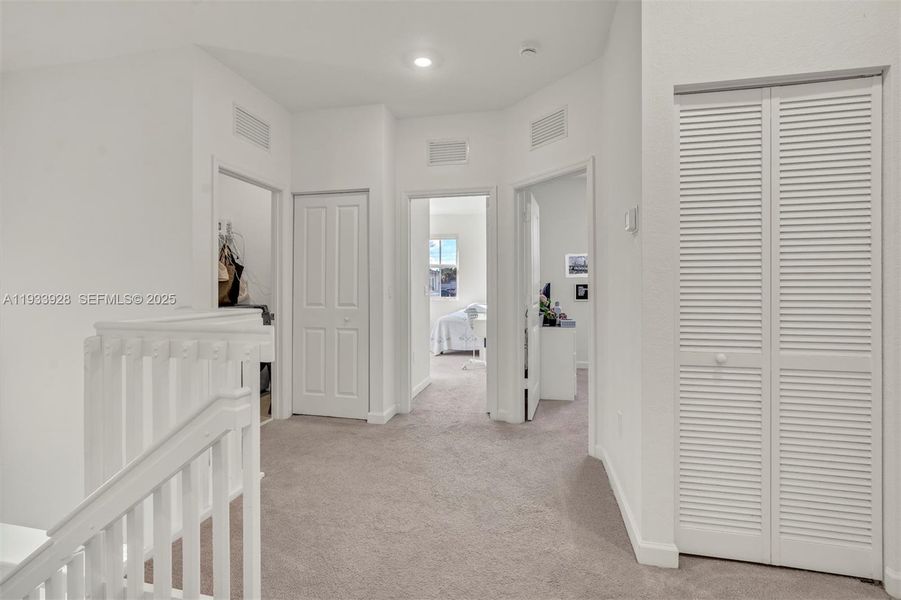 Spacious, unfurnished interior of a new home in , Coral Springs (Image 20).