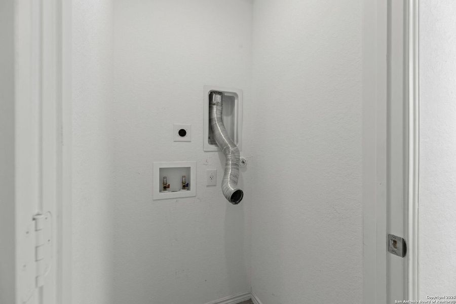 Close-up of interior finishes inside a home in Presa Point, San Antonio (Image 9).