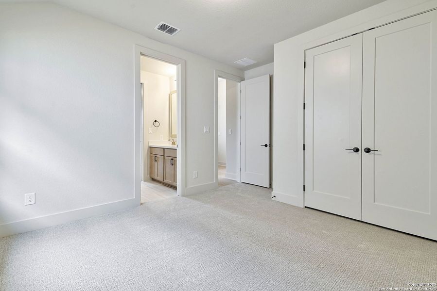 Spacious, unfurnished interior of a new home in Kinder Ranch 70's, San Antonio (Image 8).