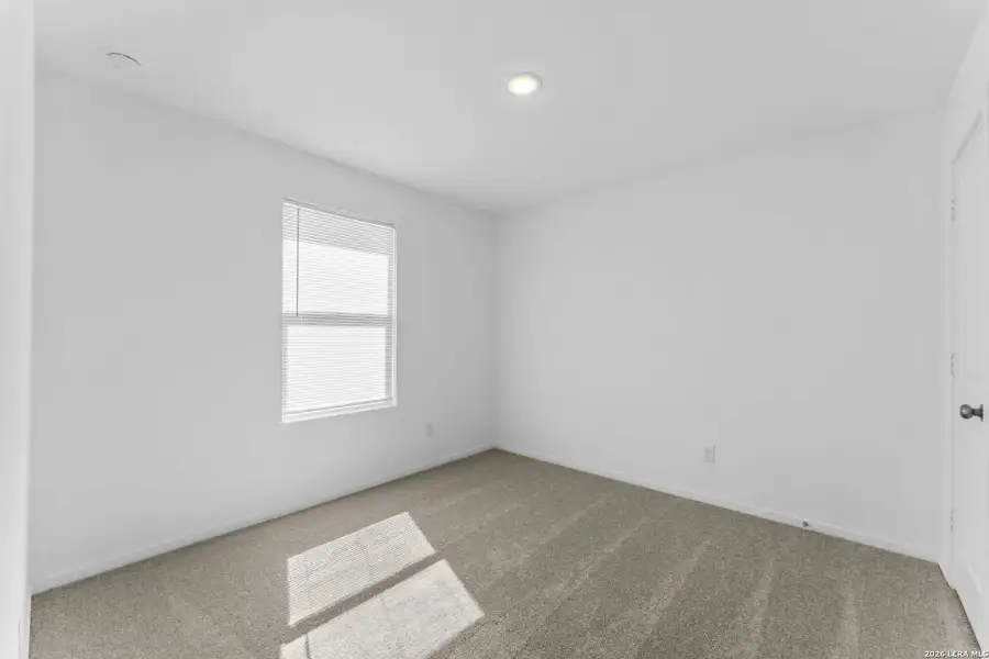Spacious, unfurnished interior of a new home in Sky Ranch, New Braunfels (Image 23).