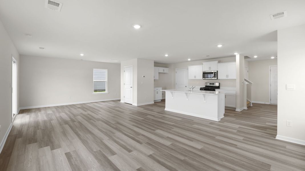 Spacious, unfurnished interior of a new home in Trailside Run, Spartanburg (Image 15).