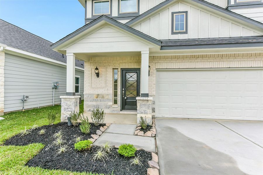 Exterior details and patio area of a home in Anderson Lakes, Houston (Image 3).
