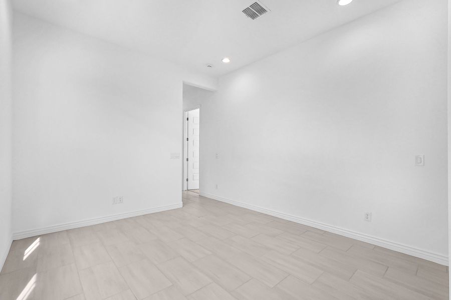 Spacious, unfurnished interior of a new home in Aloravita South, Peoria (Image 33).