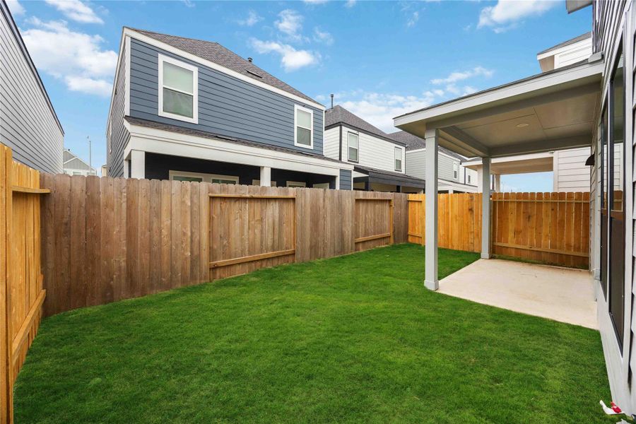 Exterior details and patio area of a home in Alicante, Houston (Image 3).