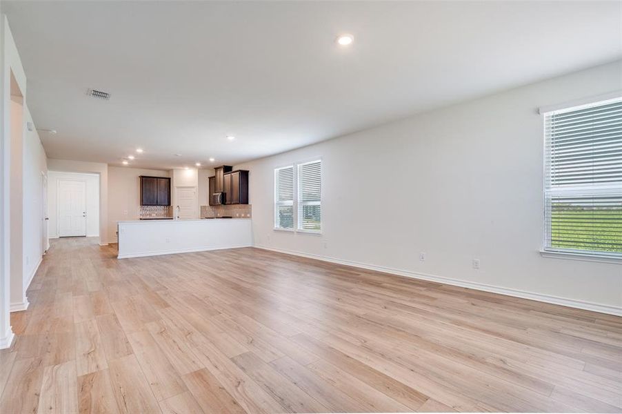 Spacious, unfurnished interior of a new home in Cottonwood Creek, Seagoville (Image 19). Spacious, unfurnished interior of a new home in Cottonwood Creek, Seagoville (Image 19).