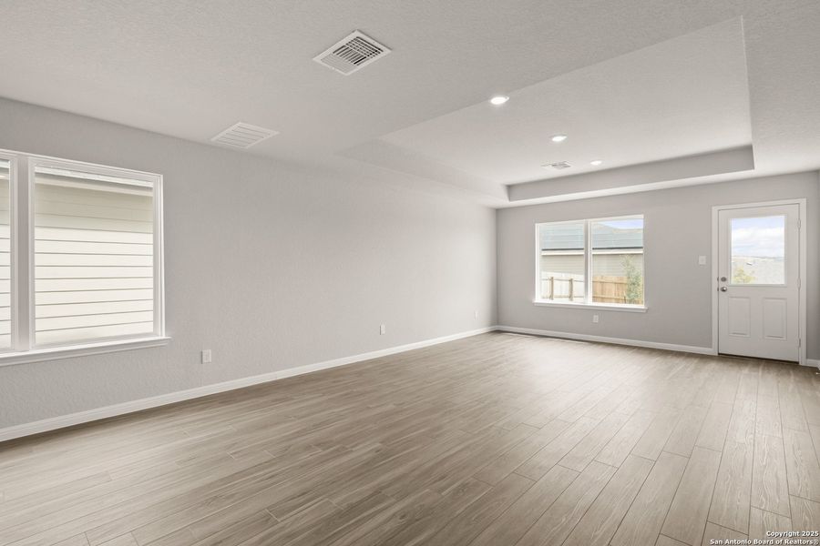 Spacious, unfurnished interior of a new home in Cinco Lakes, San Antonio (Image 15).
