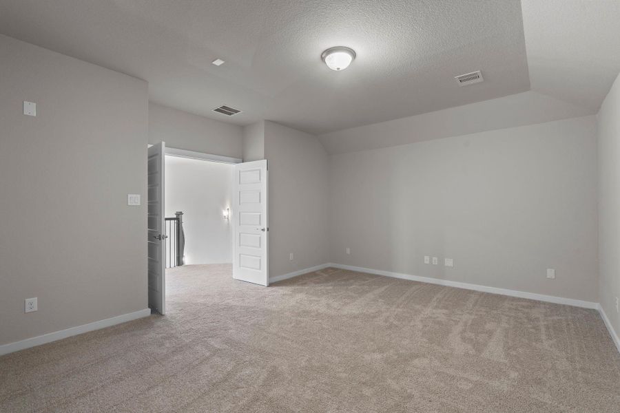 Spacious, unfurnished interior of a new home in Barton Creek Ranch, Conroe (Image 13).