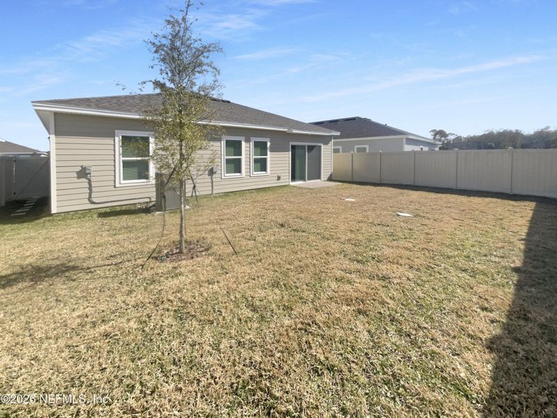 Exterior details and patio area of a home in Coopers Meadow, Jacksonville (Image 3).