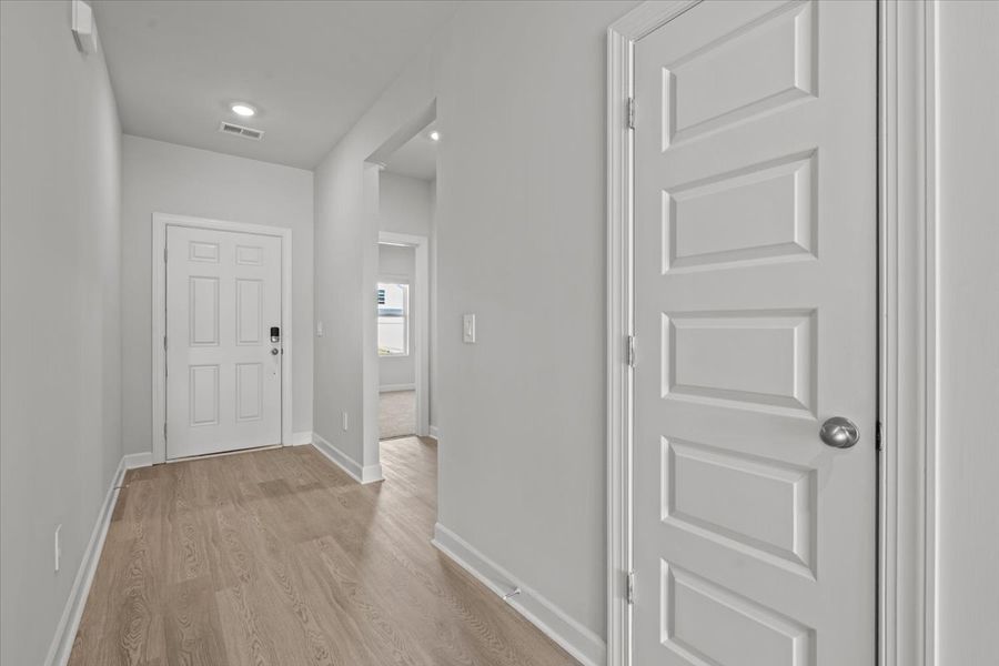 Spacious, unfurnished interior of a new home in Holland Park, Spartanburg (Image 12).