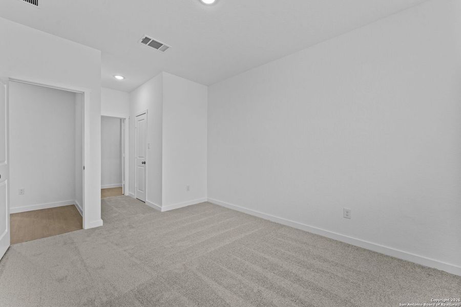 Spacious, unfurnished interior of a new home in Voss Farms, New Braunfels (Image 11).