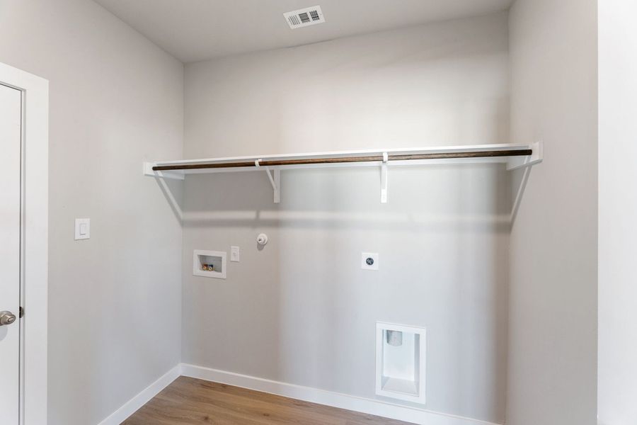 Spacious, unfurnished interior of a new home in Hunters Ranch, San Antonio (Image 22).