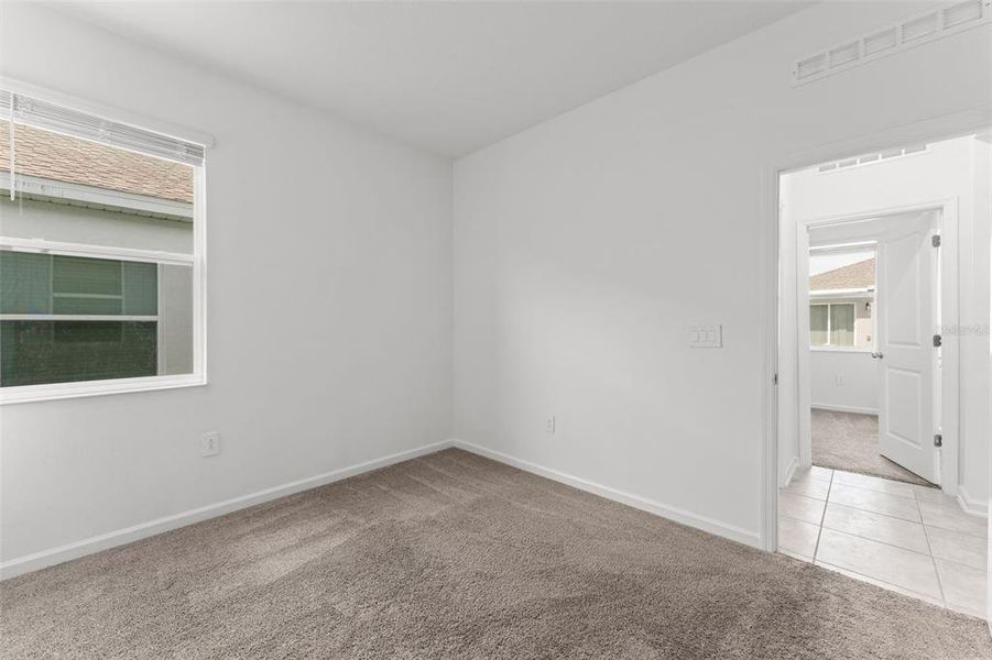 Spacious, unfurnished interior of a new home in Peace Creek Reserve, Winter Haven (Image 37).