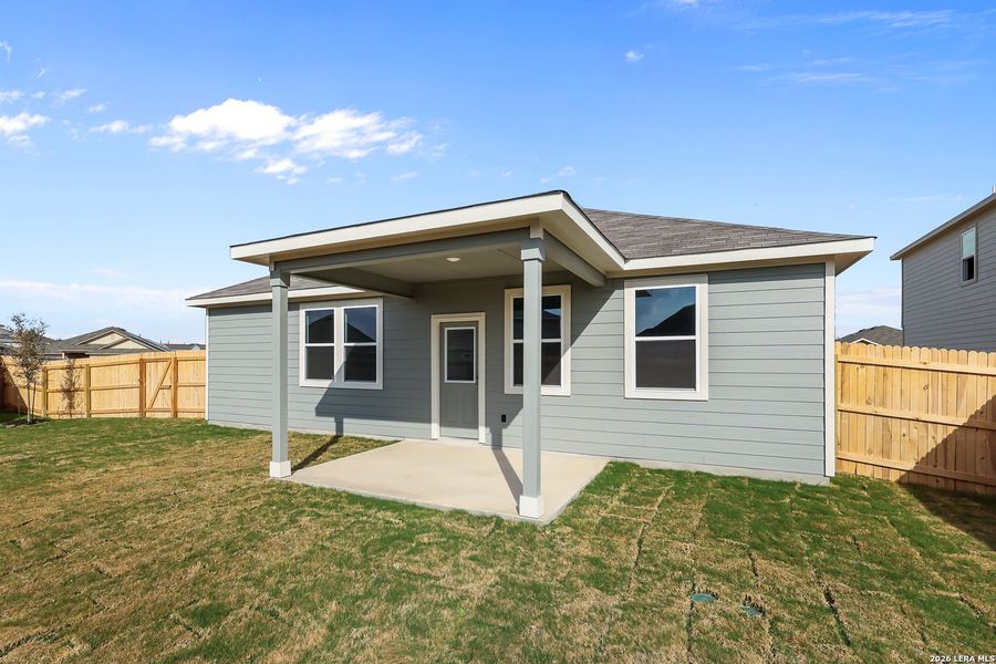 Exterior details and patio area of a home in Cinco Lakes, San Antonio (Image 20).