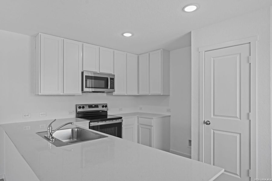 Furnished interior view inside a new home in Guadalupe Ridge, New Braunfels (Image 9).