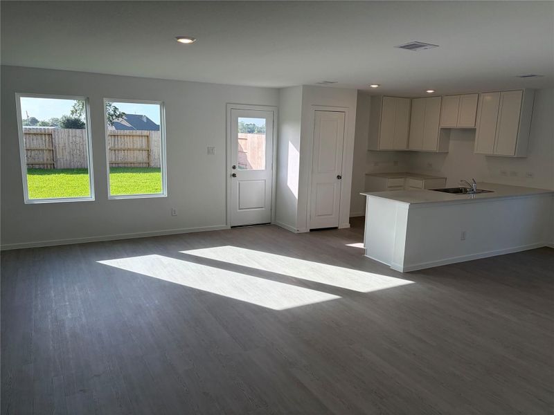 Spacious, unfurnished interior of a new home in Esperanza, Richmond (Image 20).