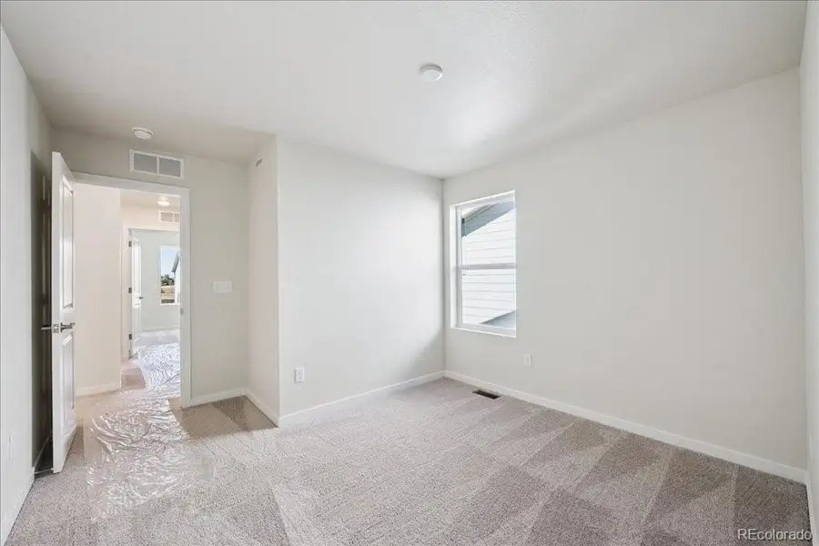 Spacious, unfurnished interior of a new home in Coyote Creek, Fort Lupton (Image 14).