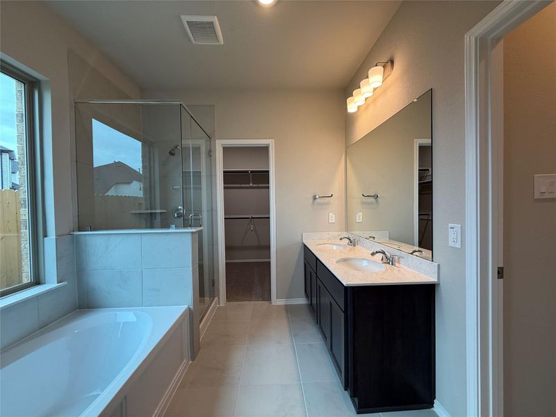 Furnished interior view inside a new home in Candela 40', Richmond (Image 5).