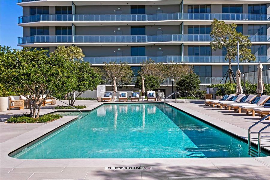 Condo located in Tampa, FL showcasing its design and architecture (Image 40).