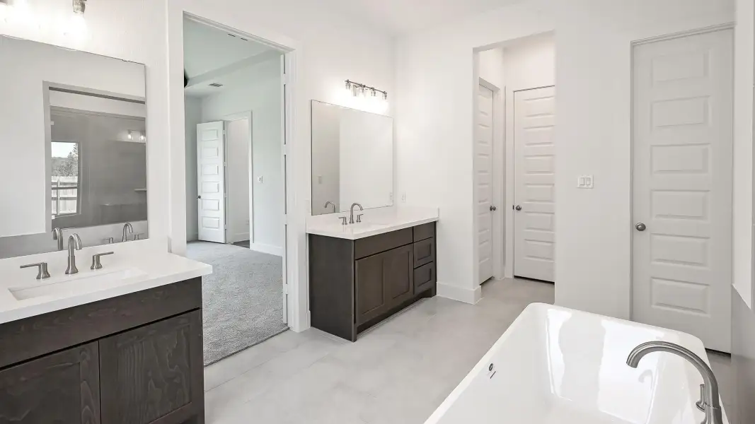 Representative furnished interior of a home built from the 3094W by Perry Homes in Briarley, Montgomery (Image 8).