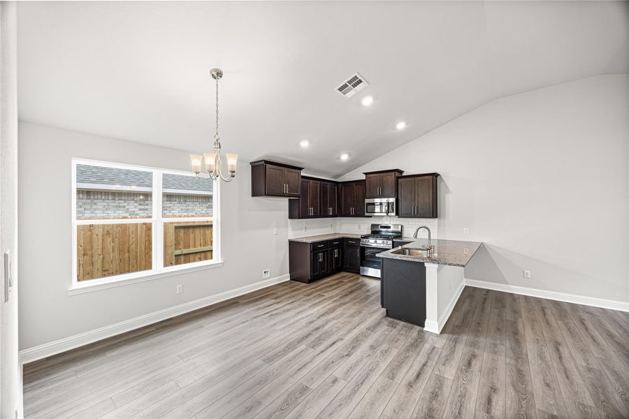 **Photos are a representation. Colors and features may differ** **Photos are a representation. Colors and features may differ**