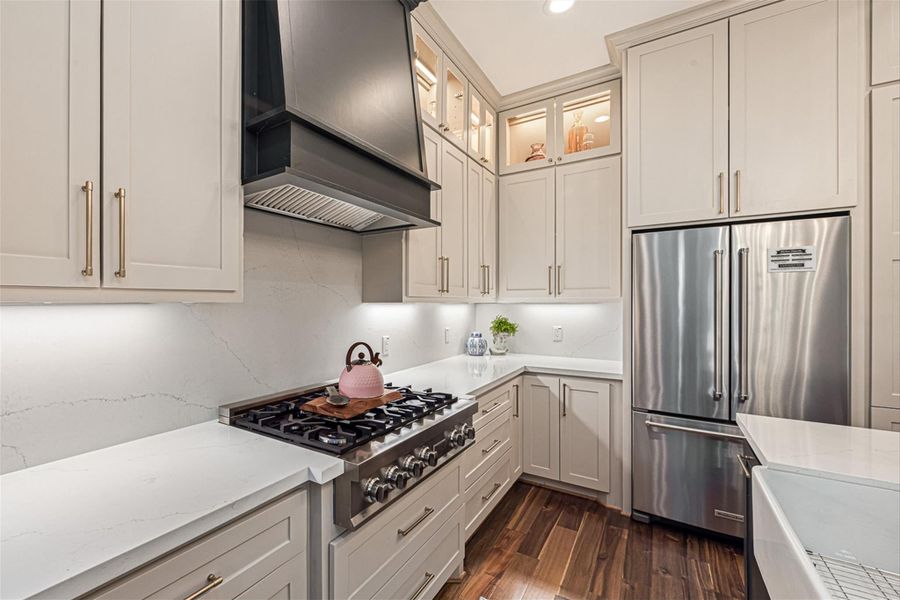 Furnished interior view inside a new home in , Galveston (Image 27).