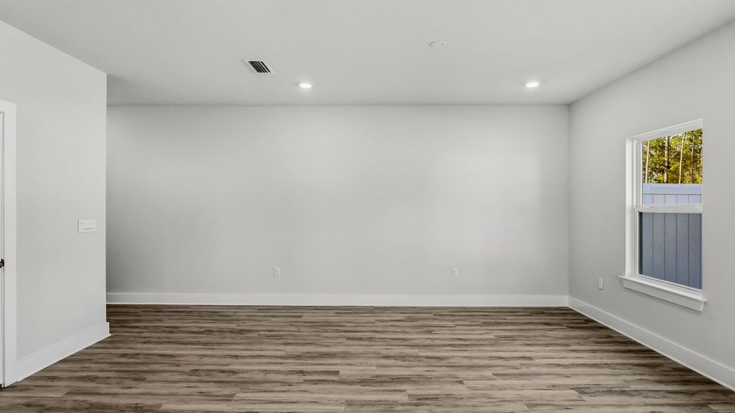 Spacious, unfurnished interior of a new home in Chateau Nemours, Port Saint Joe (Image 19).