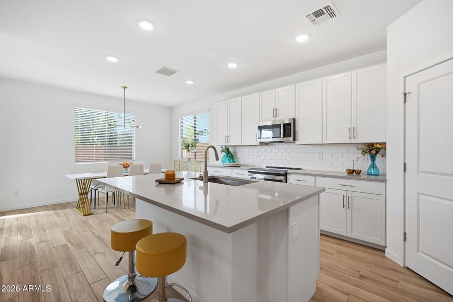 Kitchen/Dining Kitchen/Dining