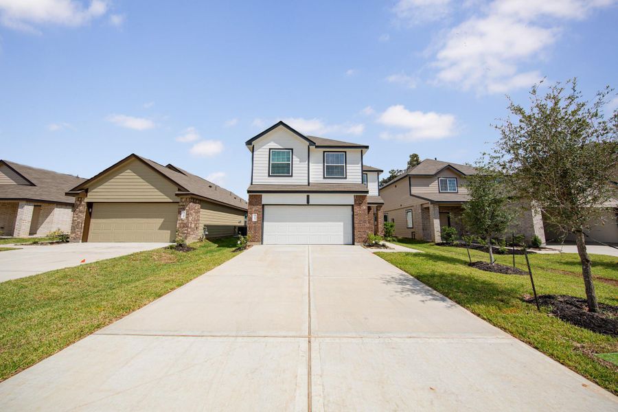 Front exterior of a new home in Mackenzie Creek, Conroe, TX, highlighting curb appeal (Image 1). Front exterior of a new home in Mackenzie Creek, Conroe, TX, highlighting curb appeal (Image 1).