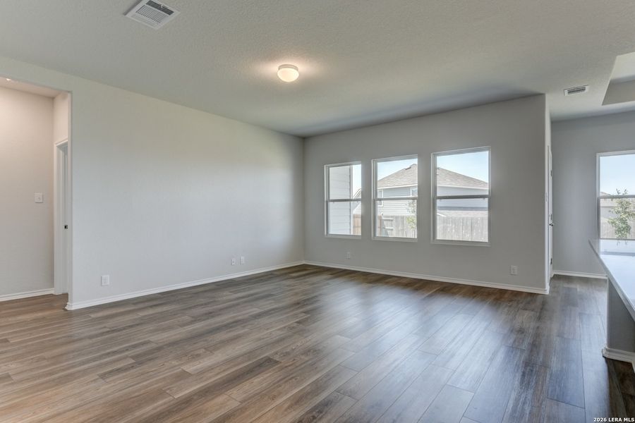 Spacious, unfurnished interior of a new home in Hennersby Hollow, San Antonio (Image 14).