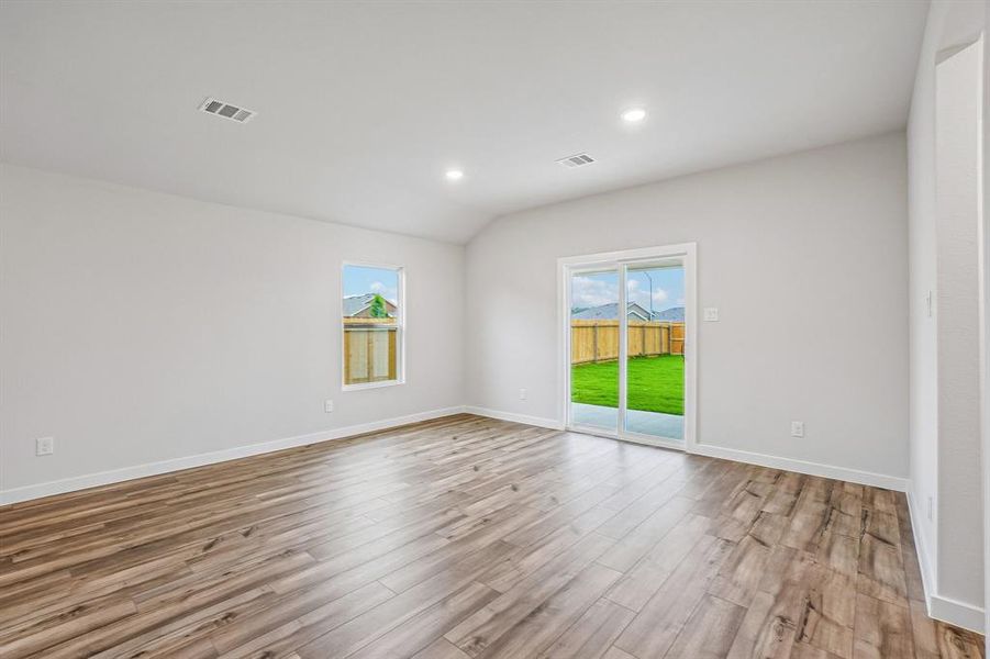Spacious, unfurnished interior of a new home in Middlefield Village, Dallas (Image 19).