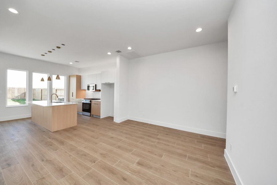 Spacious, unfurnished interior of a new home in , Houston (Image 30).