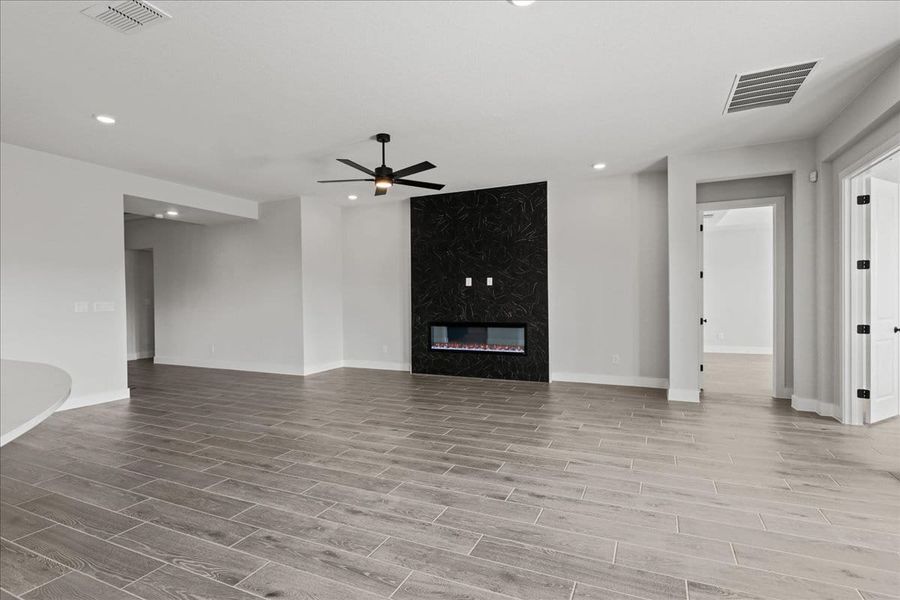 Spacious, unfurnished interior of a new home in Village at Three Oaks, Seguin (Image 25).