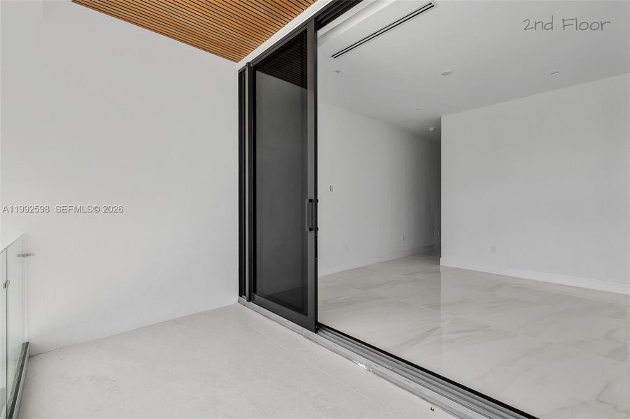 Spacious, unfurnished interior of a new home in , Key Largo (Image 69).