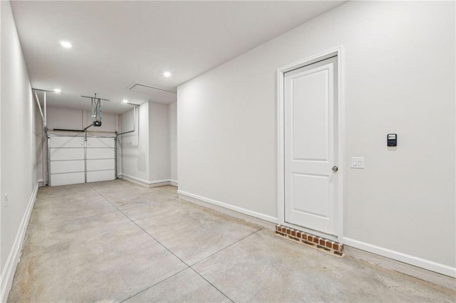 Spacious, unfurnished interior of a new home in Aberdeen, Hoschton (Image 24).