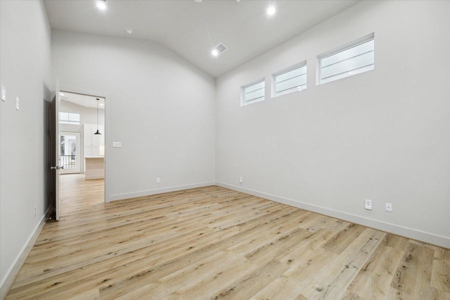 Spacious, unfurnished interior of a new home in , Houston (Image 14).