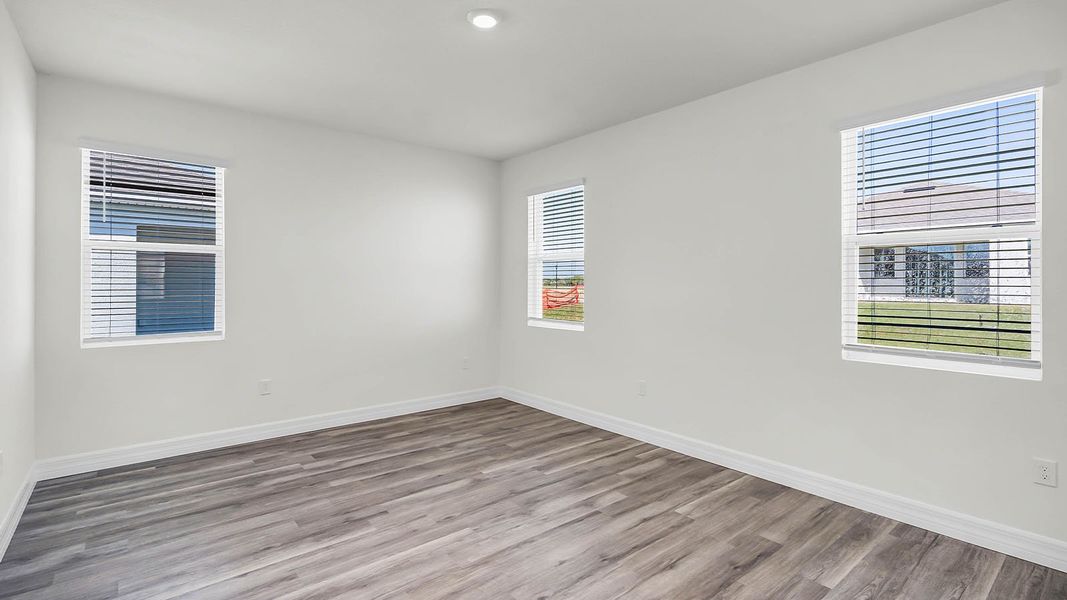 Spacious, unfurnished interior of a new home in Summerlin at Hawthorne Ranch, Lakeland (Image 18).