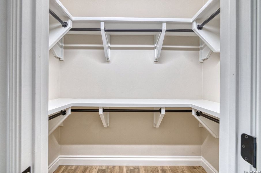 Spacious, unfurnished interior of a new home in , Uvalde (Image 28).