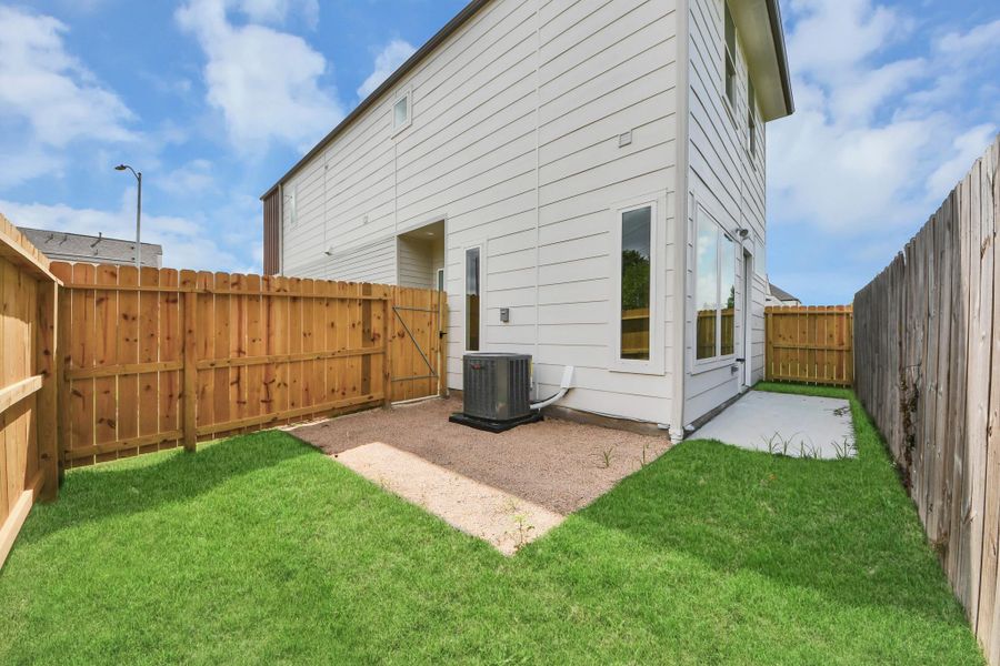 Exterior details and patio area of a home in Cay Landing, Houston (Image 25).