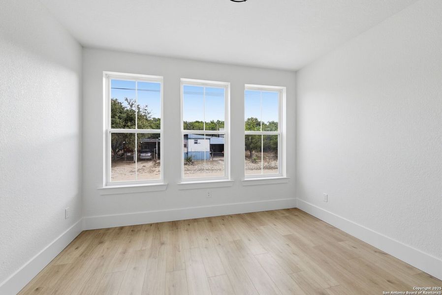 Spacious, unfurnished interior of a new home in , Bandera (Image 20).