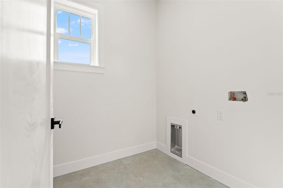 Spacious, unfurnished interior of a new home in , Seminole (Image 46).