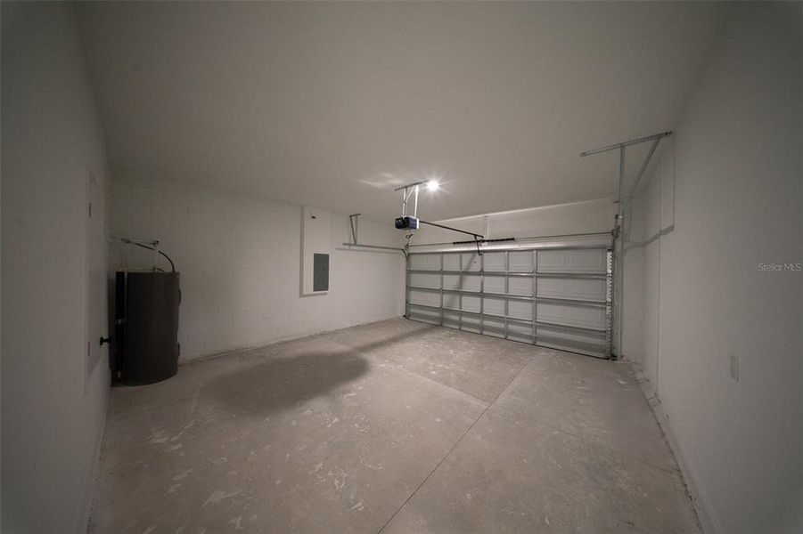 Spacious, unfurnished interior of a new home in , Ocala (Image 13).