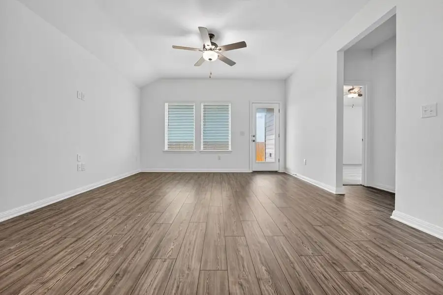 Spacious, unfurnished interior of a new home in Longview, Del Valle (Image 10).
