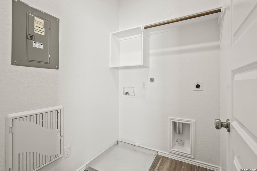 Spacious, unfurnished interior of a new home in Blue Ridge Ranch, San Antonio (Image 20).